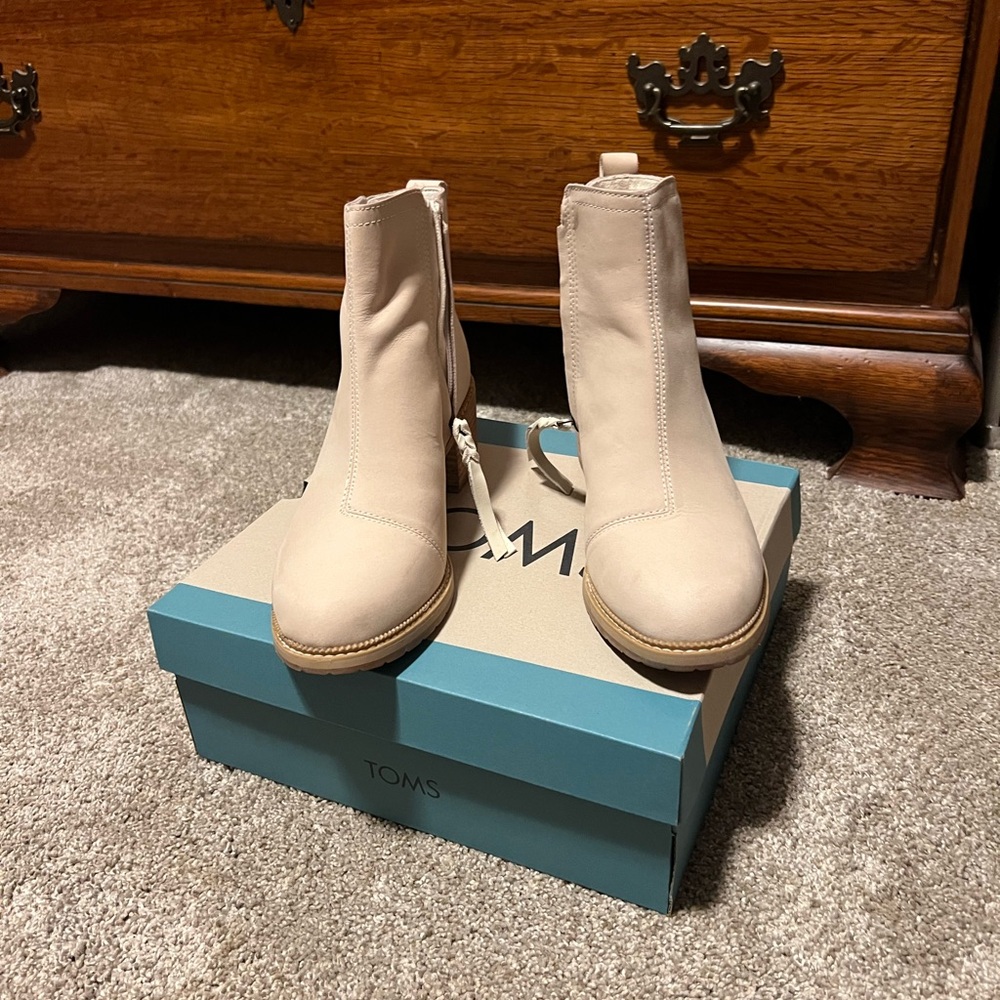 Tom’s boots size 9